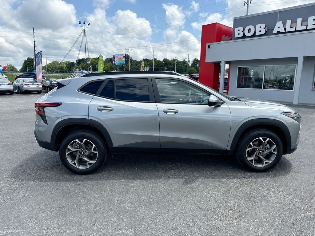 Pre-Owned 2024 Chevrolet Trax LT - photo - 13