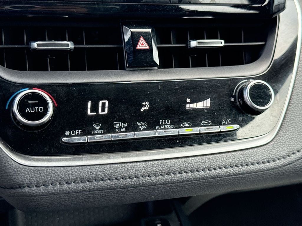 Pre-Owned 2021 Toyota Corolla XSE - photo - 28