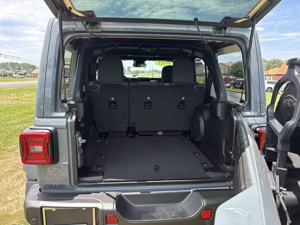 Pre-Owned 2025 Jeep Wrangler Rubicon - photo - 16
