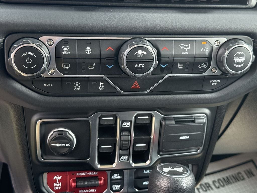 Pre-Owned 2025 Jeep Wrangler Rubicon - photo - 28