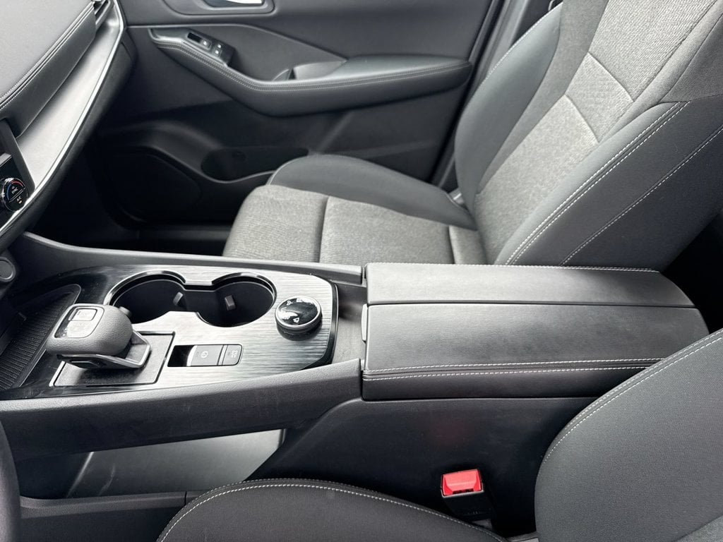 Pre-Owned 2024 Nissan Rogue SV - photo - 25