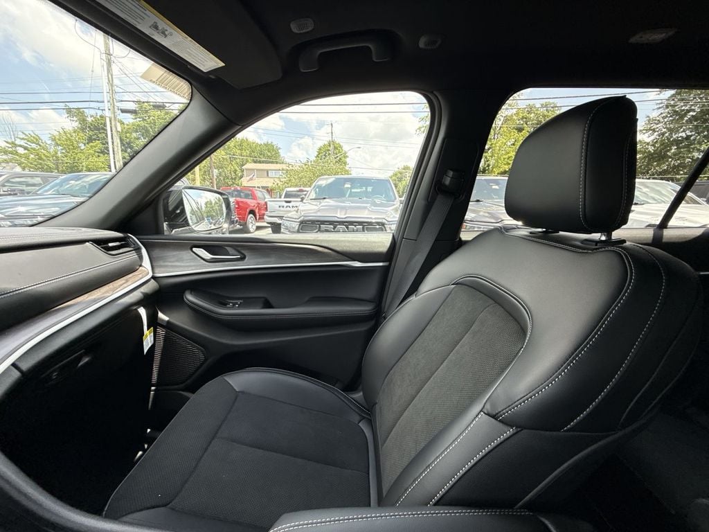 New 2026 Jeep Grand Cherokee L Altitude - photo - 32