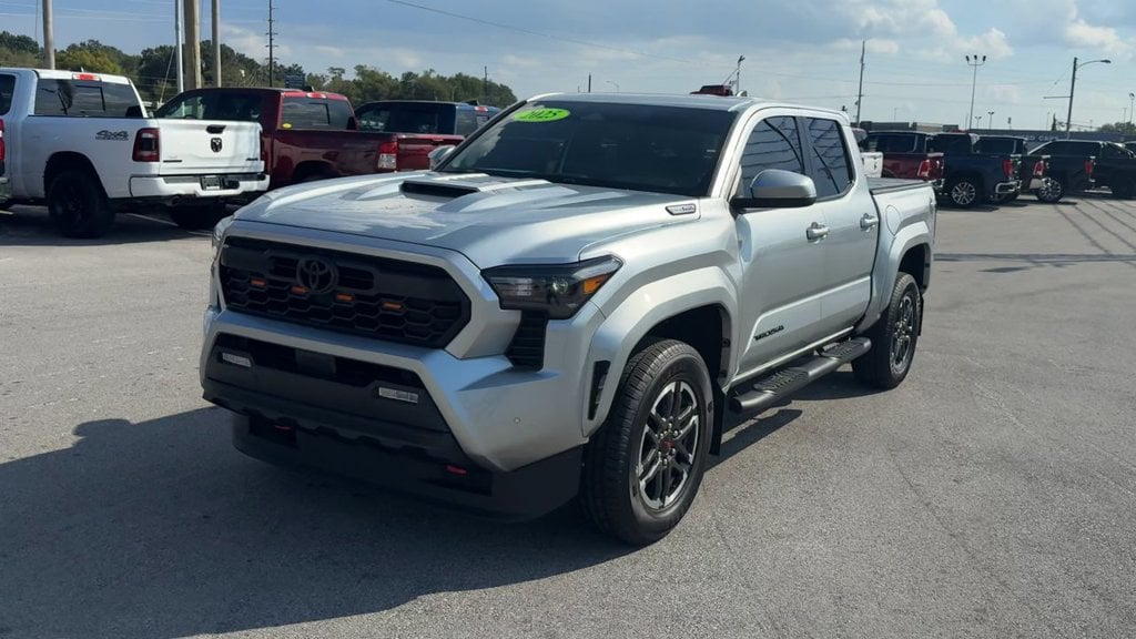 Pre-Owned 2025 Toyota Tacoma Hybrid TRD Sport - photo - 1