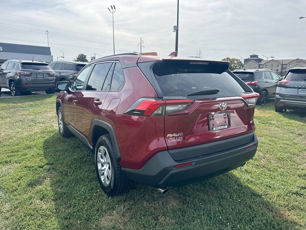 Pre-Owned 2021 Toyota RAV4 LE - photo - 11
