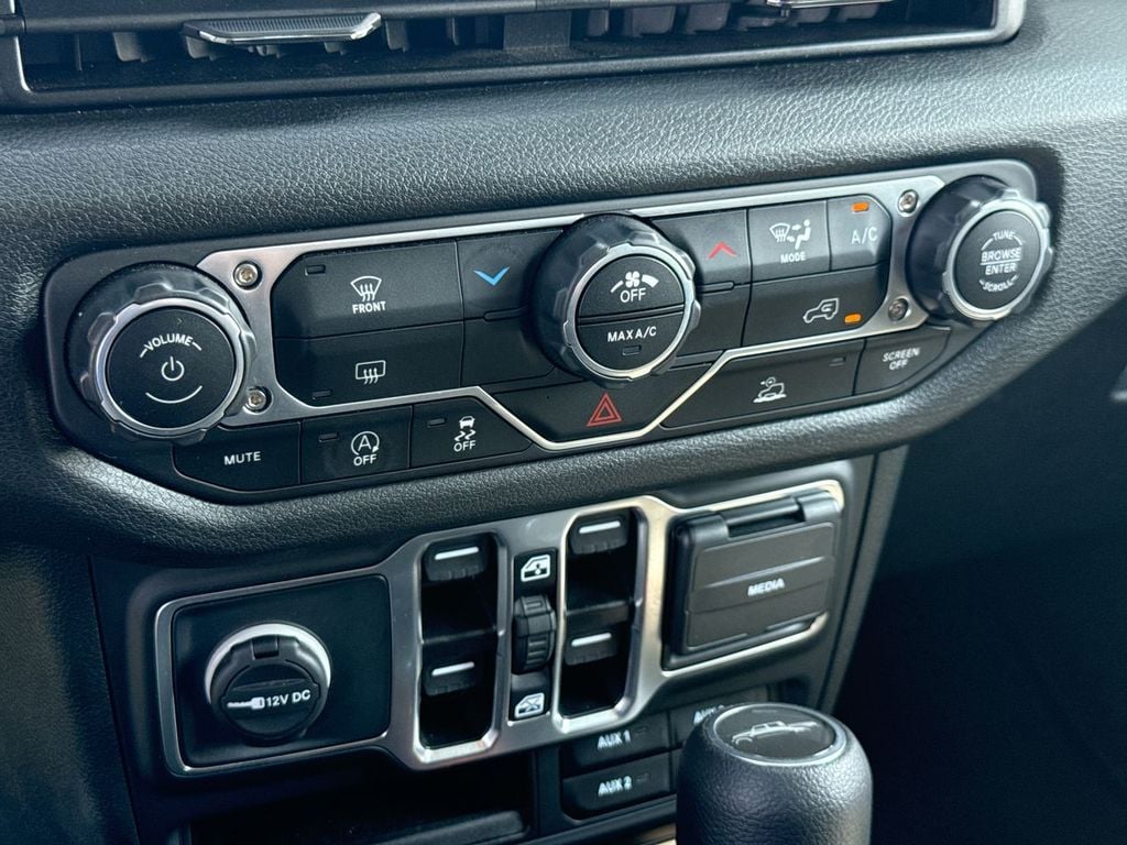 Pre-Owned 2025 Jeep Gladiator Nighthawk - photo - 28