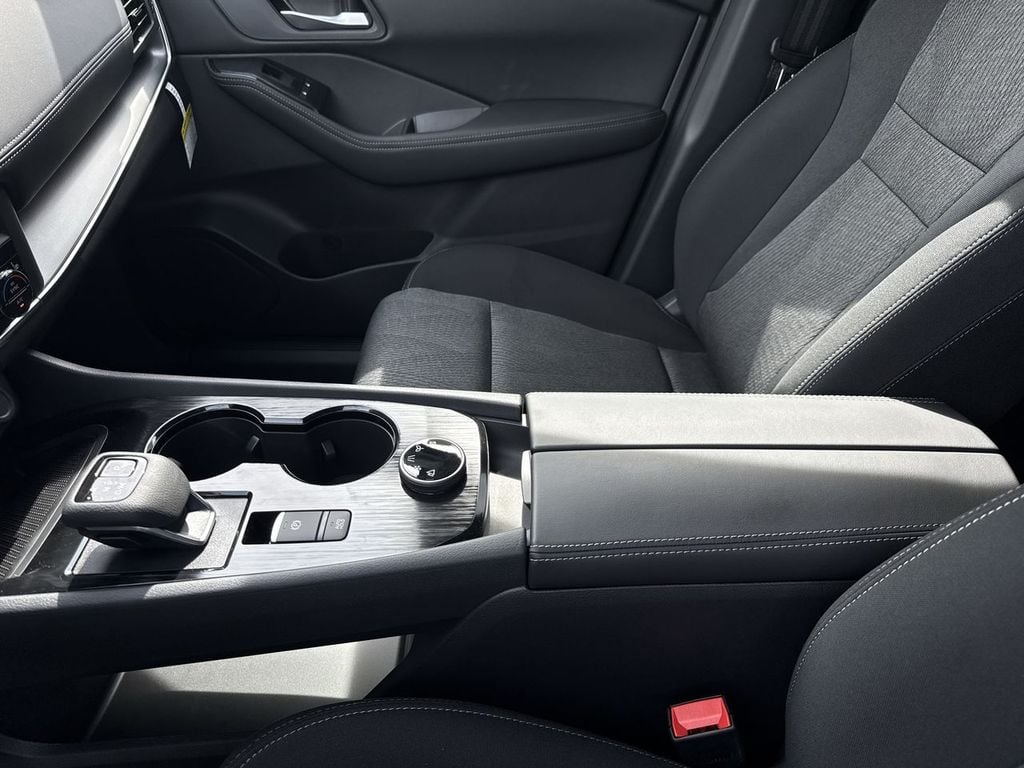 New 2026 Nissan Rogue SV - photo - 25