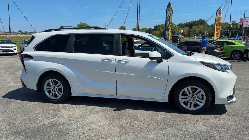 Pre-Owned 2025 Toyota Sienna XLE - photo - 7