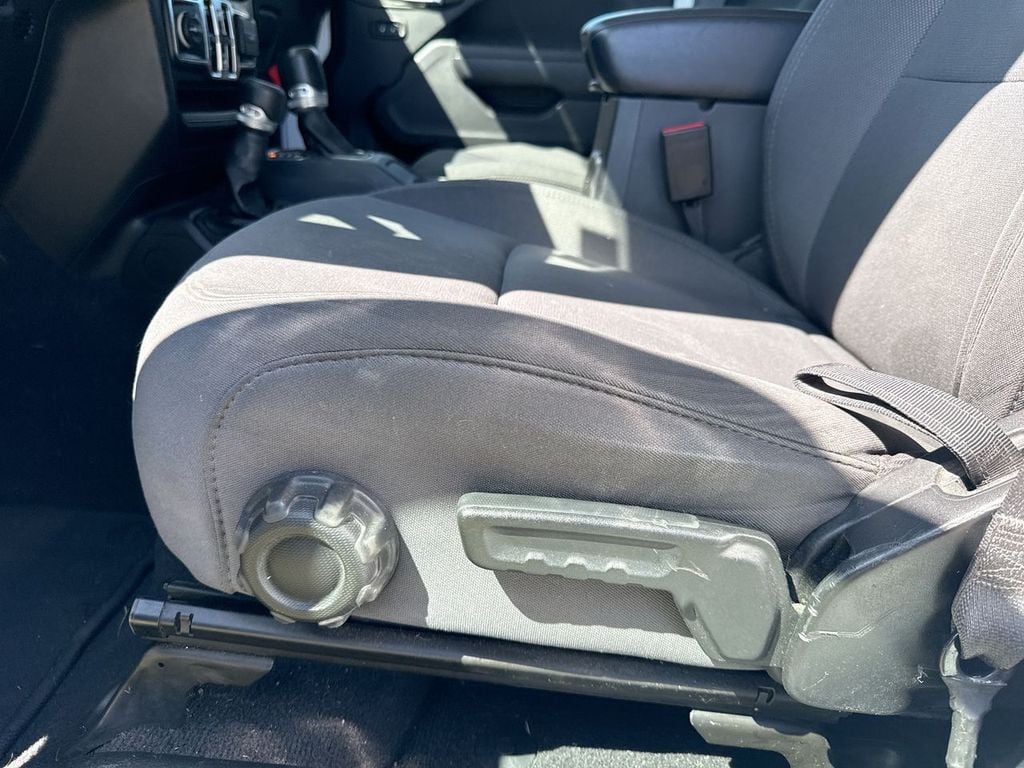 Pre-Owned 2023 Jeep Gladiator Sport S - photo - 21