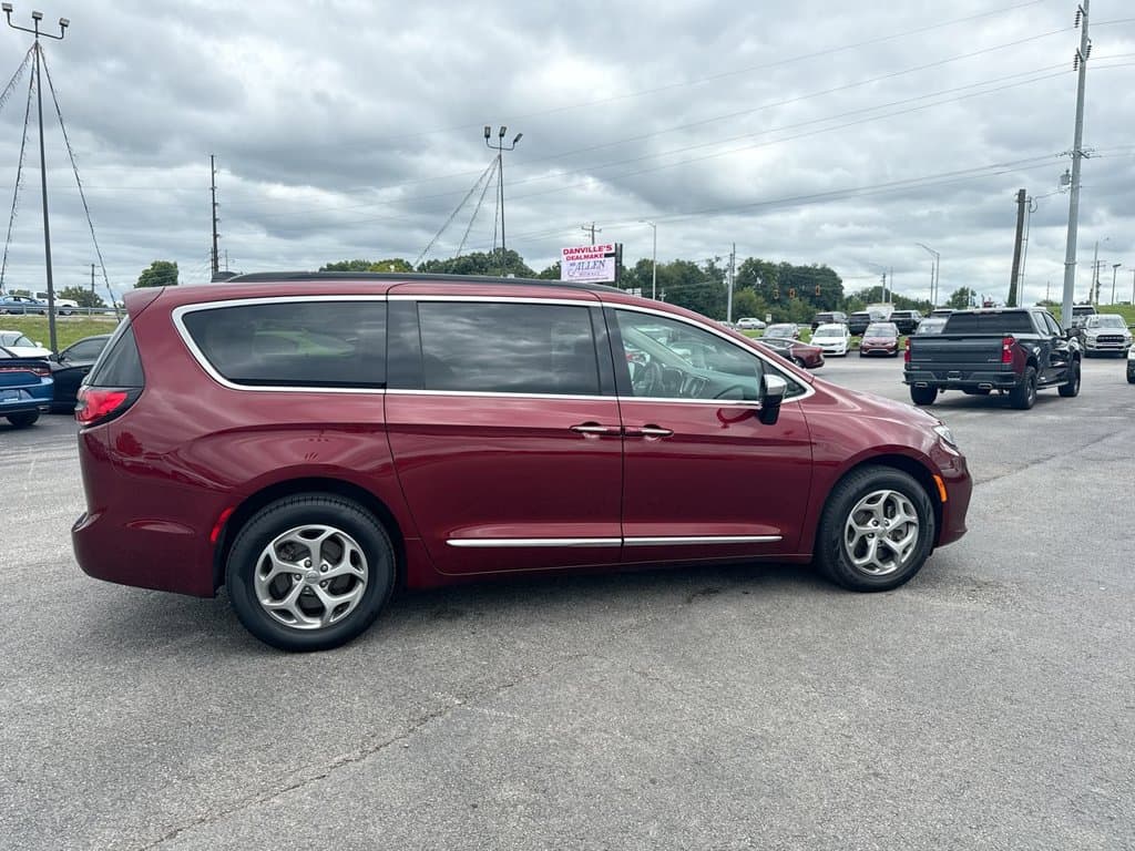 Pre-Owned 2023 Chrysler Pacifica Limited - photo - 13