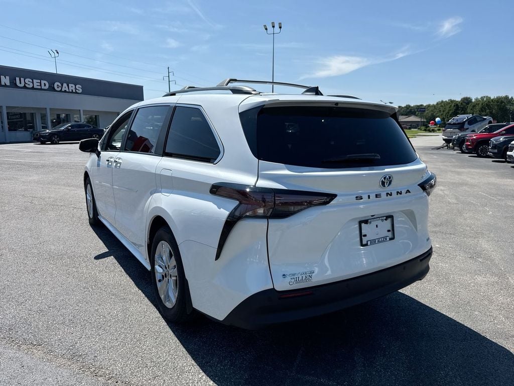 Pre-Owned 2025 Toyota Sienna XLE - photo - 11