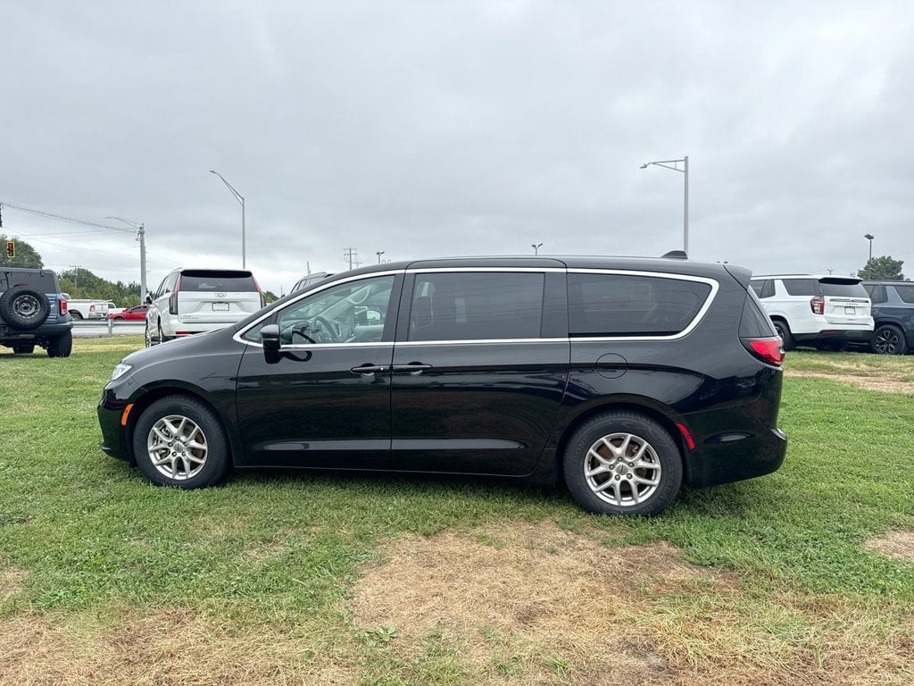 Pre-Owned 2024 Chrysler Pacifica Touring L - photo - 10