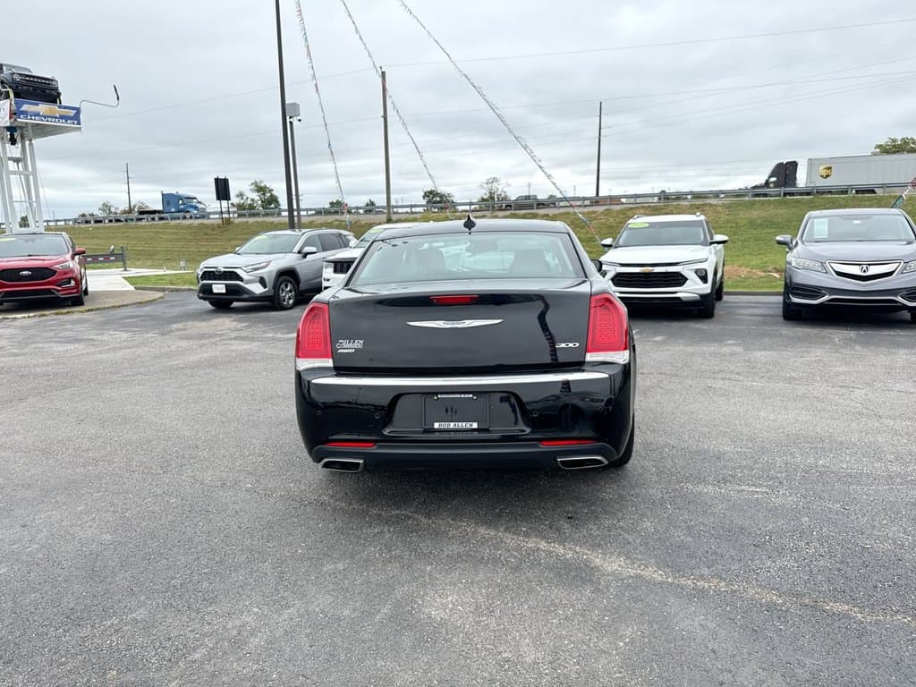 Pre-Owned 2015 Chrysler 300 Limited - photo - 9