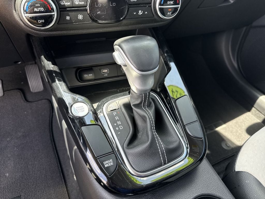 Pre-Owned 2024 Kia Soul GT-Line - photo - 25