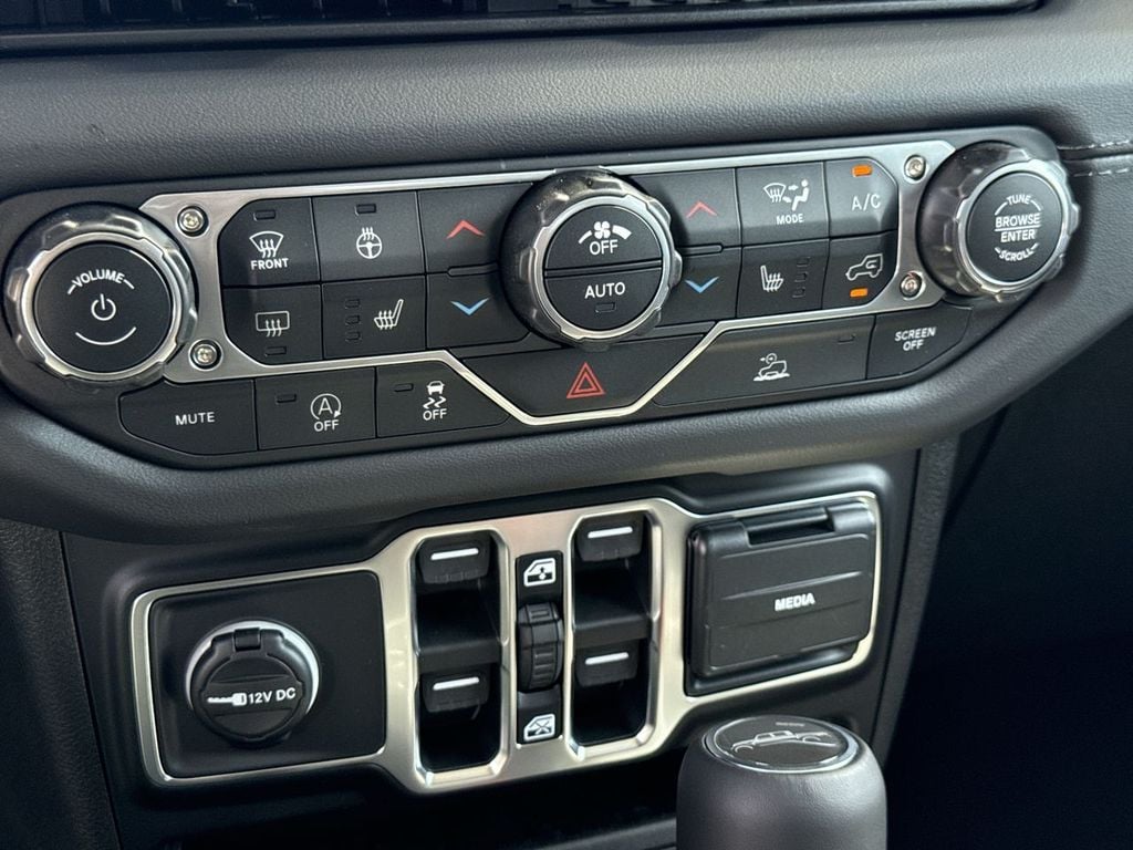 New 2026 Jeep Gladiator Sahara - photo - 28