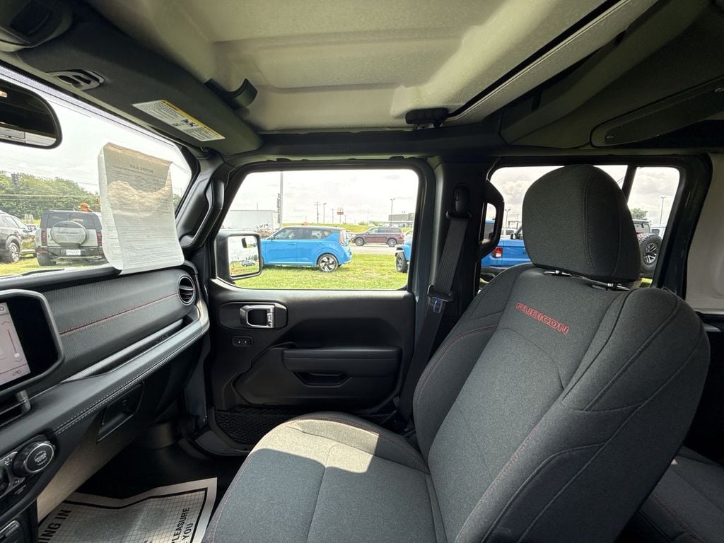 Pre-Owned 2025 Jeep Wrangler Rubicon - photo - 29