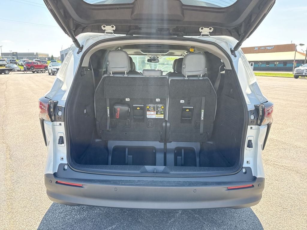 Pre-Owned 2025 Toyota Sienna XLE - photo - 16