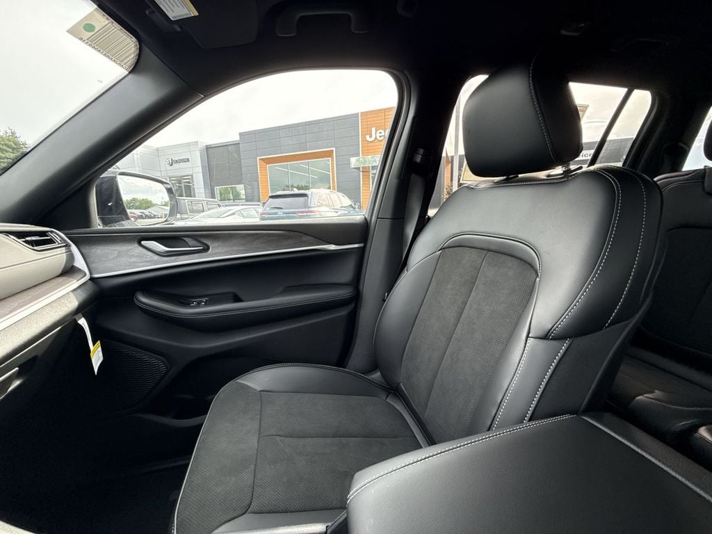 New 2026 Jeep Grand Cherokee L Altitude - photo - 32