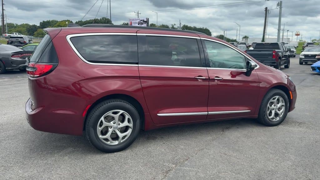 Pre-Owned 2023 Chrysler Pacifica Limited - photo - 6