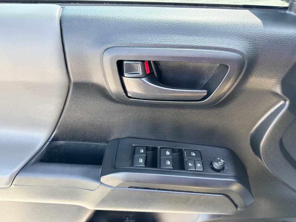 Pre-Owned 2022 Toyota Tacoma SR - photo - 11
