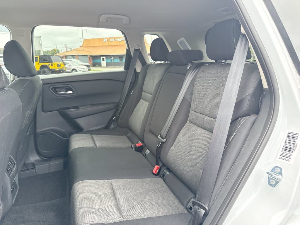 Pre-Owned 2024 Nissan Rogue SV - photo - 19