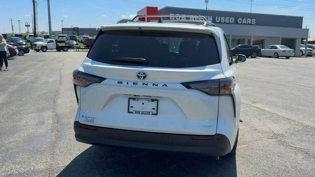 Pre-Owned 2025 Toyota Sienna XLE - photo - 5