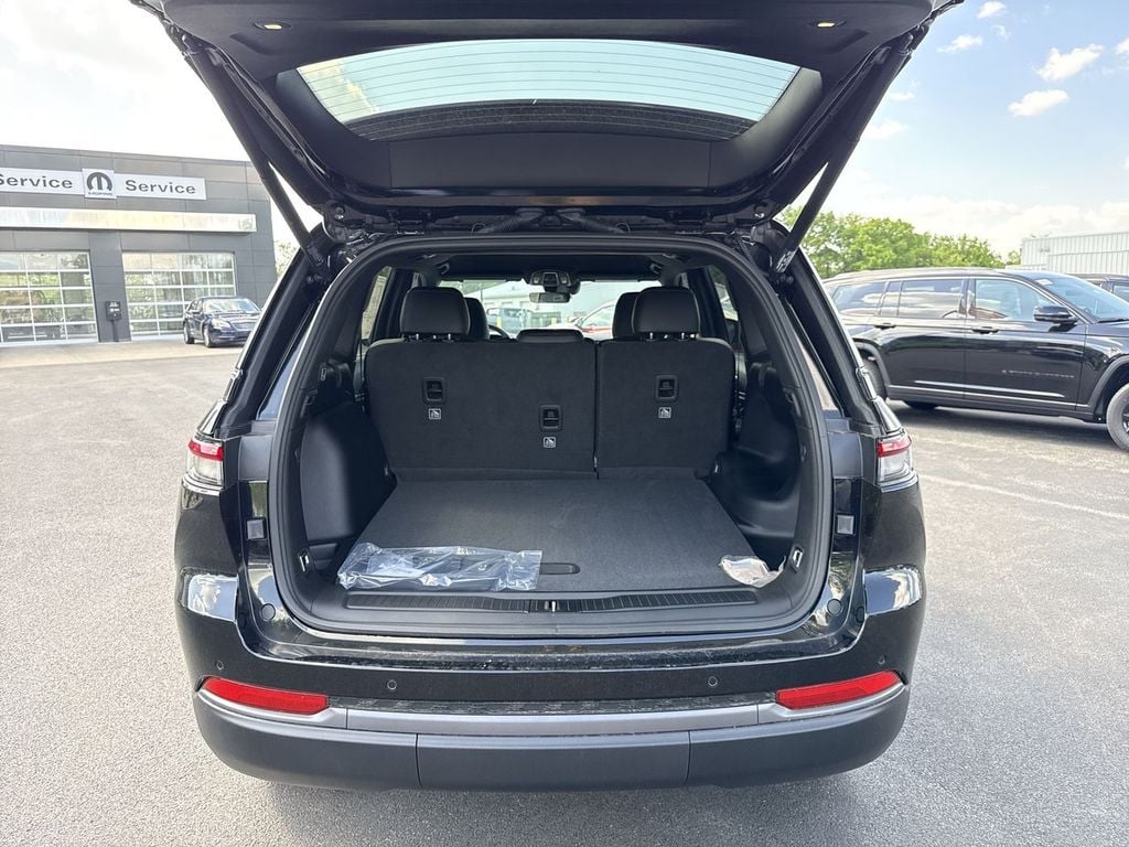 New 2026 Jeep Grand Cherokee Altitude - photo - 16