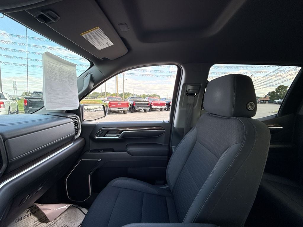 Pre-Owned 2024 Chevrolet Silverado 1500 LT - photo - 30