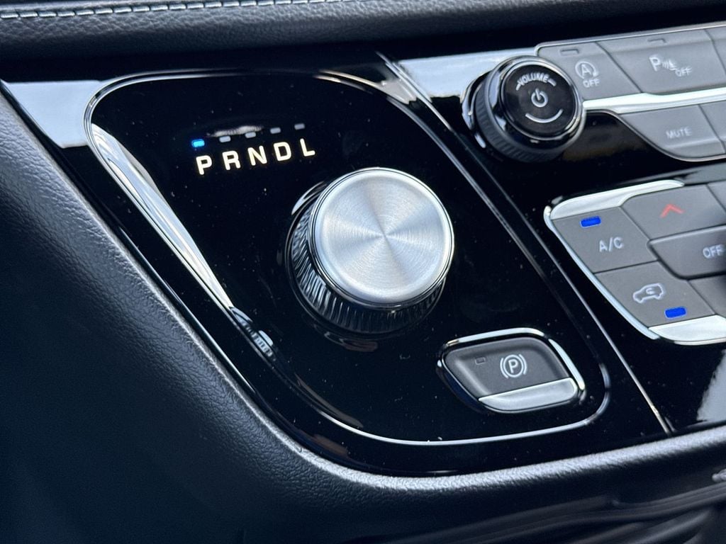 New 2027 Chrysler Pacifica Select - photo - 27