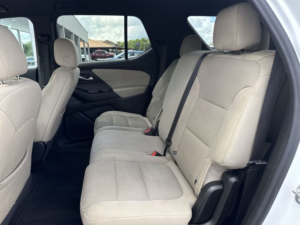 Pre-Owned 2023 Chevrolet Traverse LS - photo - 19
