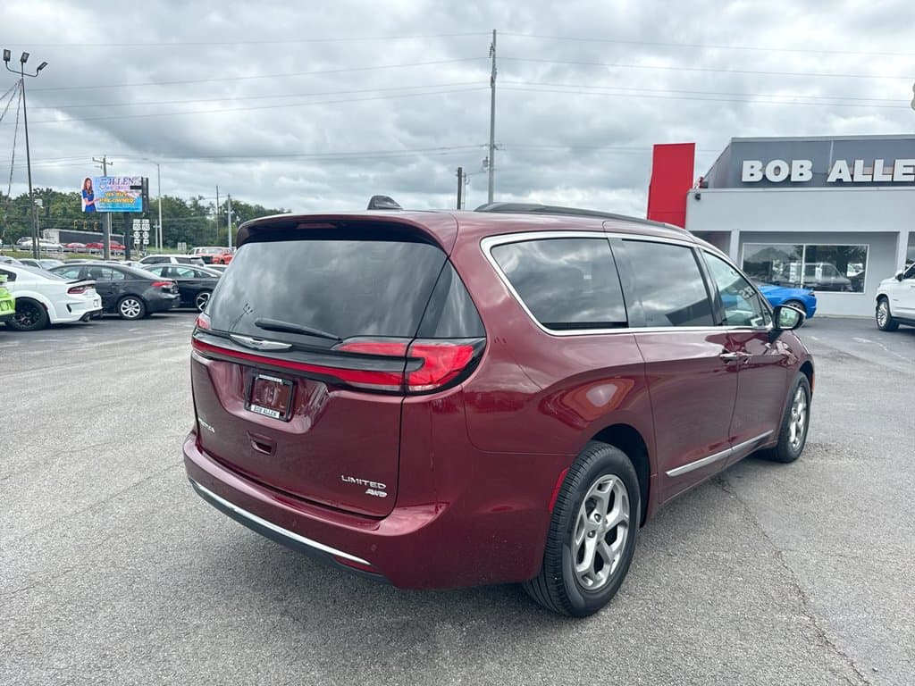 Pre-Owned 2023 Chrysler Pacifica Limited - photo - 12