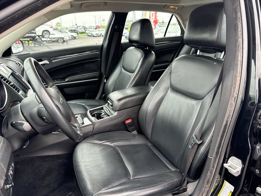 Pre-Owned 2015 Chrysler 300 Limited - photo - 12