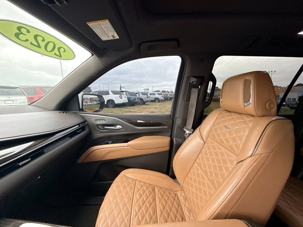 Pre-Owned 2023 Cadillac Escalade ESV Premium - photo - 32
