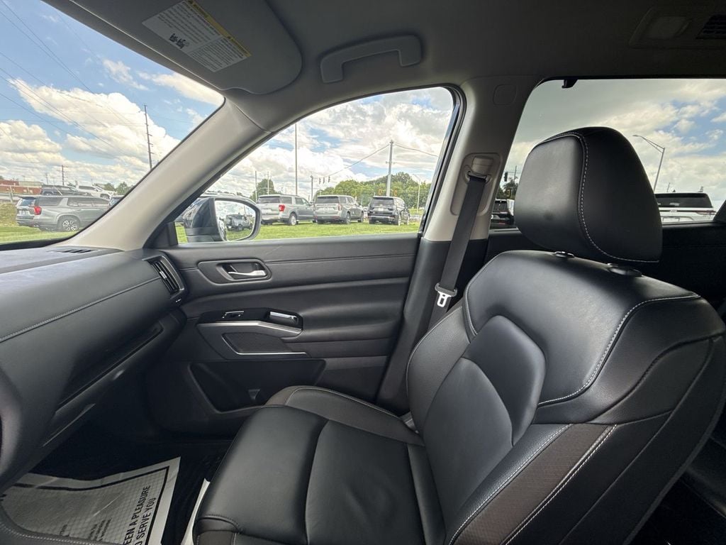Pre-Owned 2024 Nissan Pathfinder SL - photo - 32