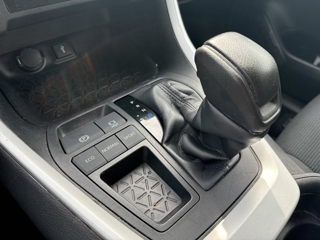 Pre-Owned 2021 Toyota RAV4 LE - photo - 25