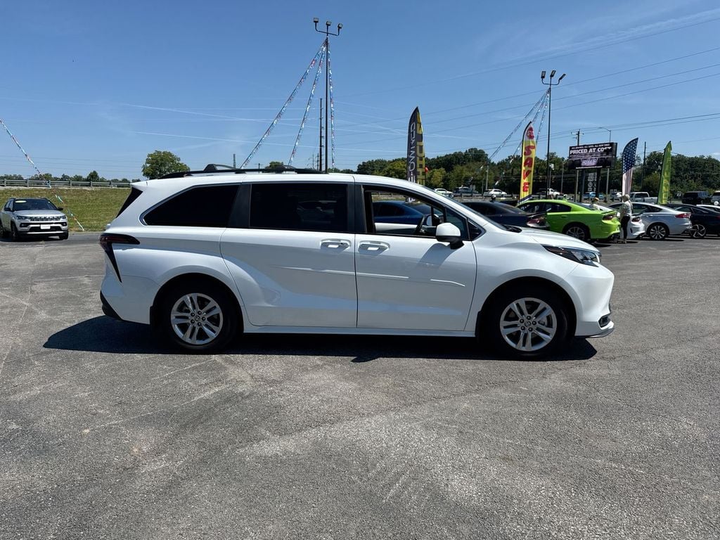Pre-Owned 2025 Toyota Sienna XLE - photo - 13
