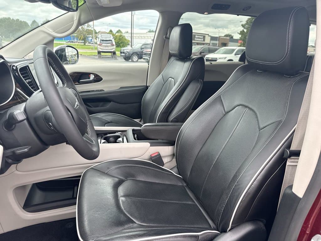 Pre-Owned 2023 Chrysler Pacifica Limited - photo - 22