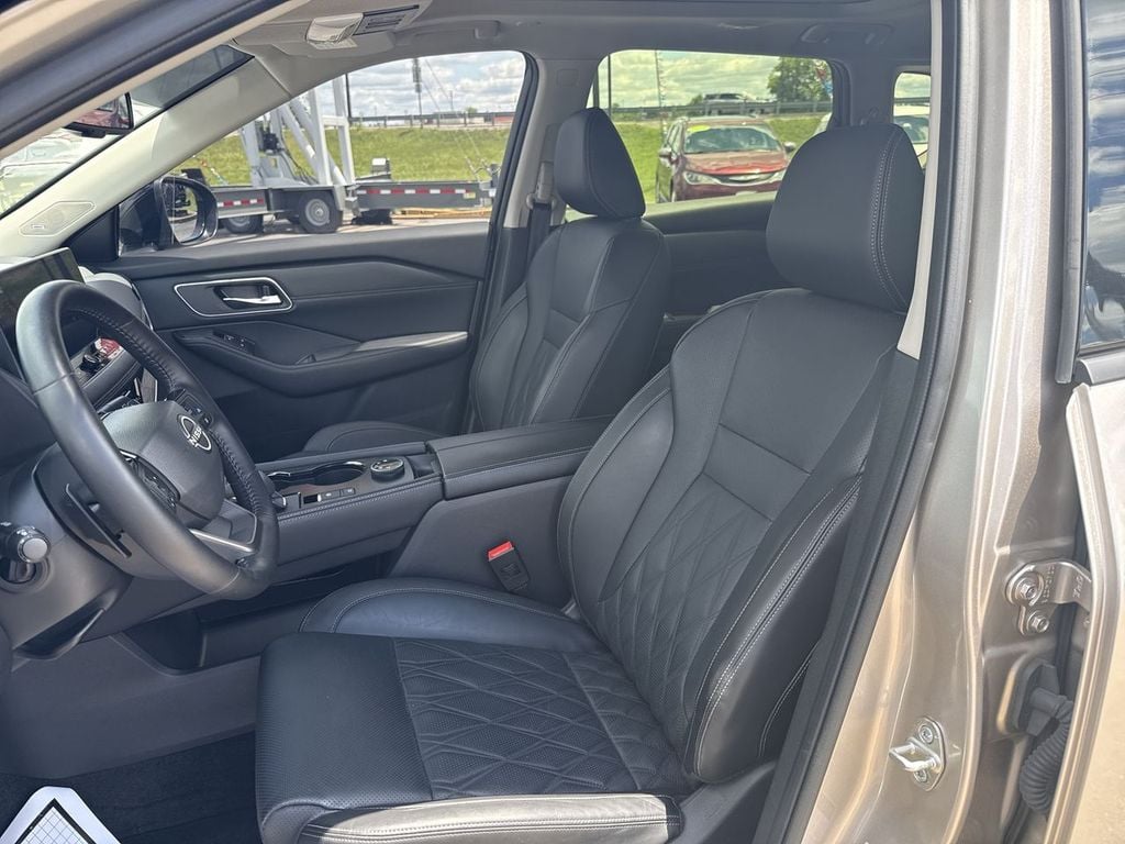 Pre-Owned 2025 Nissan Rogue Platinum - photo - 21