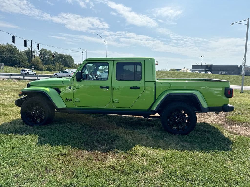 Pre-Owned 2025 Jeep Gladiator Nighthawk - photo - 10