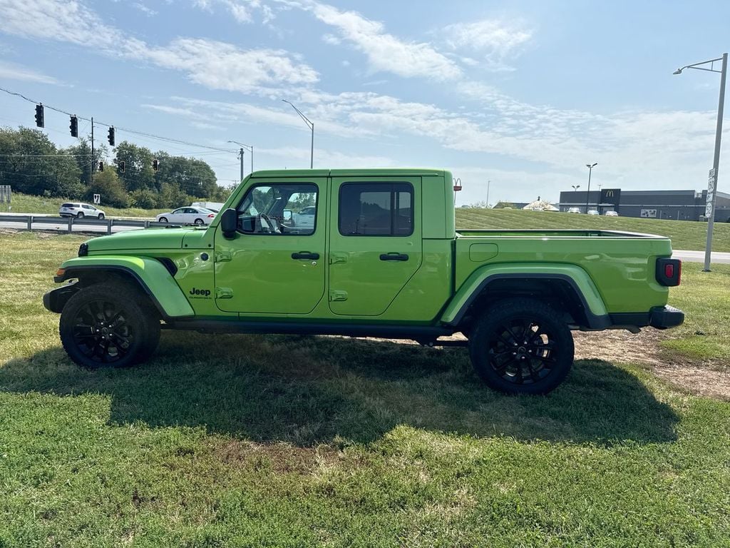 Pre-Owned 2025 Jeep Gladiator Nighthawk - photo - 10