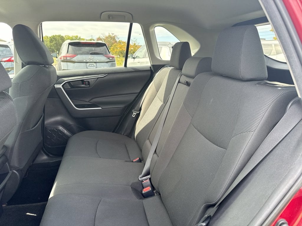 Pre-Owned 2021 Toyota RAV4 LE - photo - 18