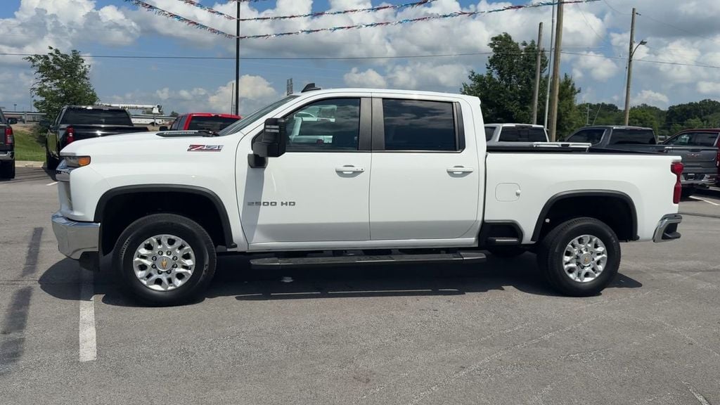 Pre-Owned 2023 Chevrolet Silverado 2500HD LT - photo - 2