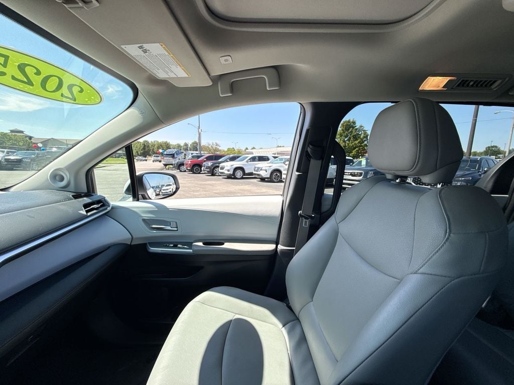 Pre-Owned 2025 Toyota Sienna XLE - photo - 32
