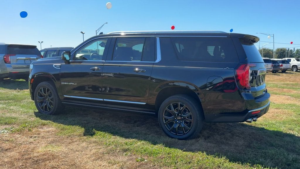 Pre-Owned 2023 GMC Yukon XL Denali - photo - 3
