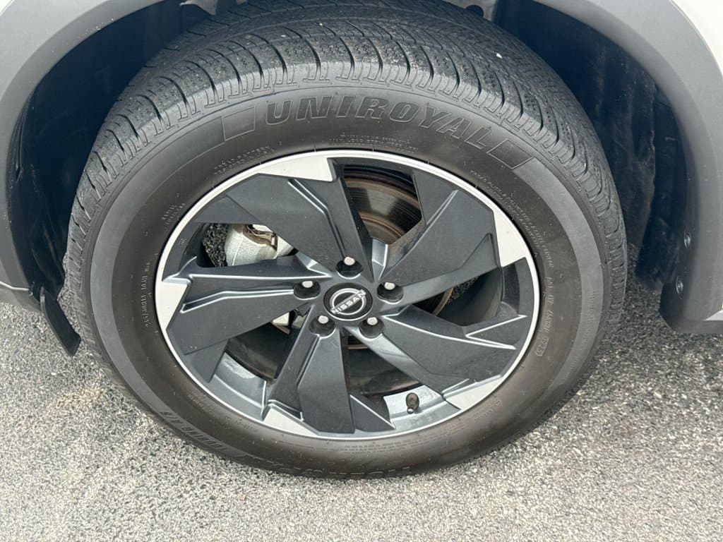 Pre-Owned 2024 Nissan Rogue SV - photo - 9