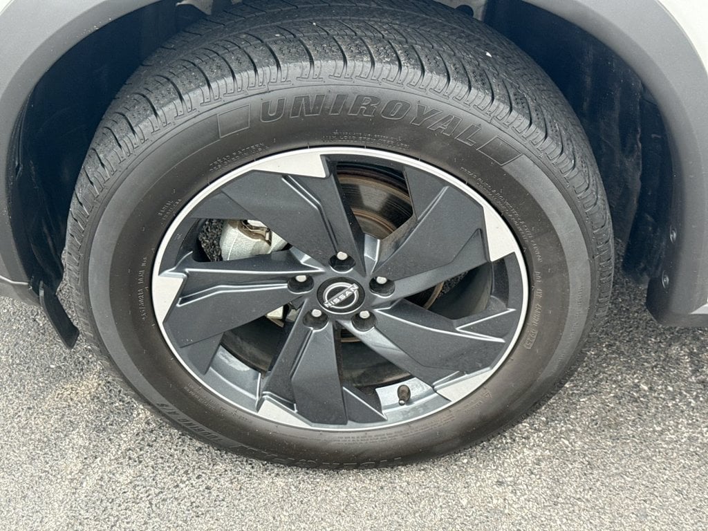Pre-Owned 2024 Nissan Rogue SV - photo - 9