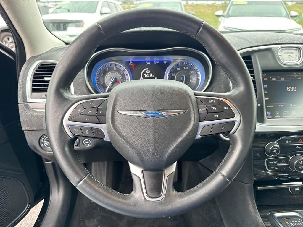 Pre-Owned 2015 Chrysler 300 Limited - photo - 14