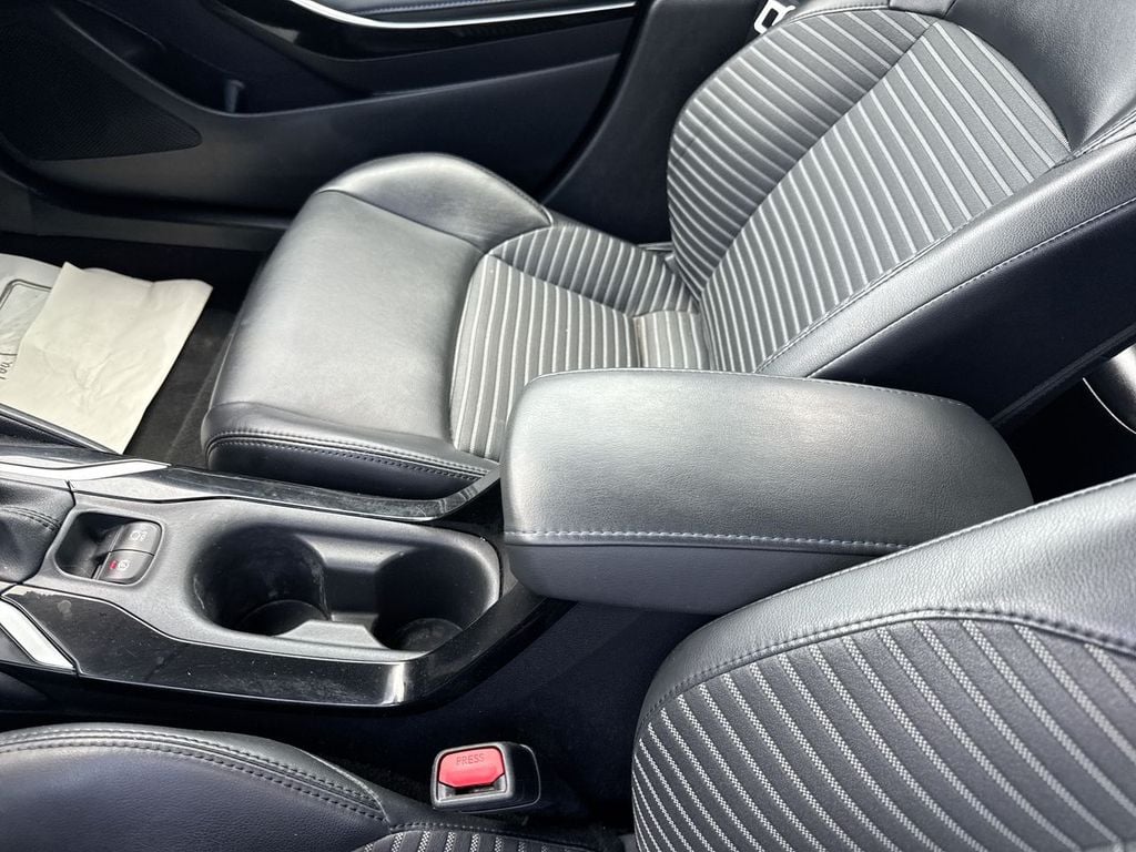 Pre-Owned 2021 Toyota Corolla XSE - photo - 24