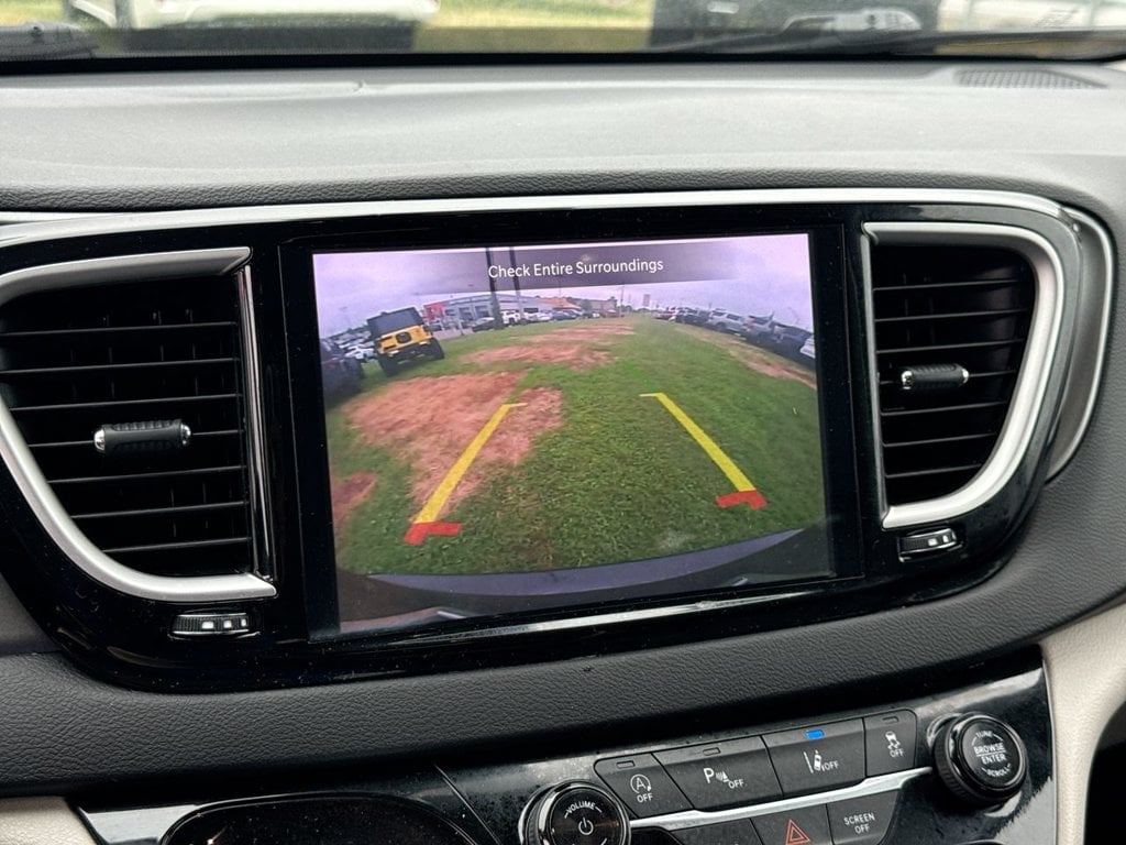 Pre-Owned 2024 Chrysler Pacifica Touring L - photo - 29