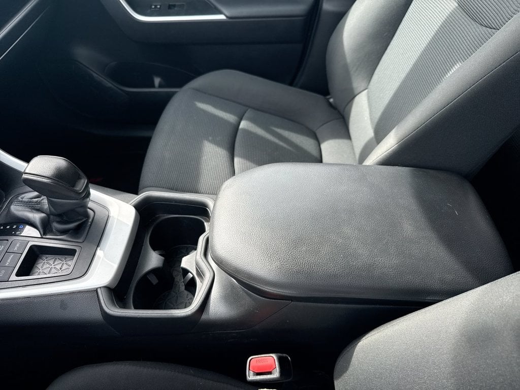 Pre-Owned 2021 Toyota RAV4 LE - photo - 24