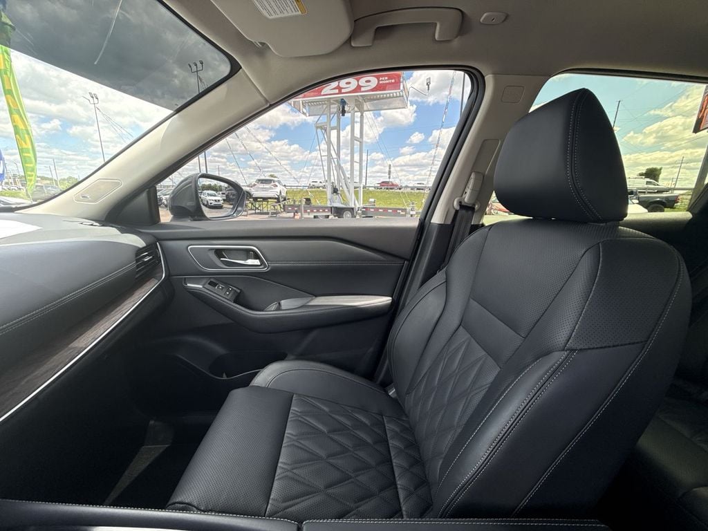 Pre-Owned 2025 Nissan Rogue Platinum - photo - 31